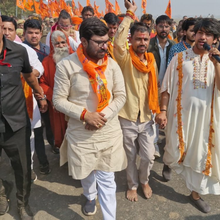 सनातन हिंदू एकता यात्रा में शामिल हुए सांसद साहू:पंडित धीरेंद्र शास्त्री से की 20 मिनट बात, 5 किमी यात्रा में भी चले