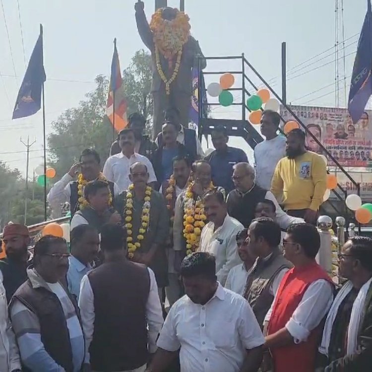 विदिशा में संविधान दिवस मनाया गया:डॉ. अंबेडकर की प्रतिमा पर माल्यार्पण कर लोगों से संविधान पड़ने की अपील की गई