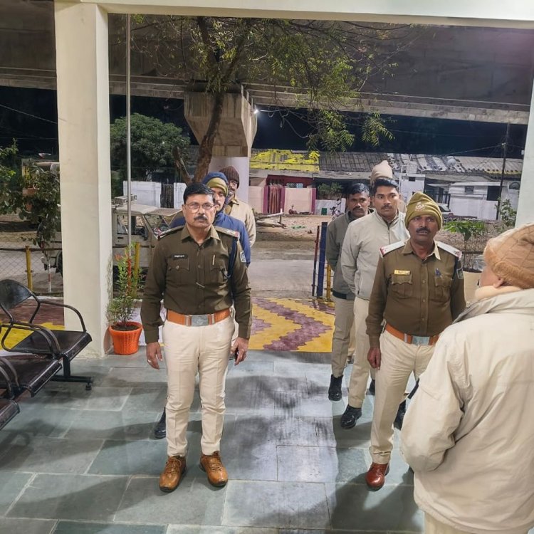 बुरहानपुर में पुलिस की नाइट कॉम्बिंग गश्त:20 स्थायी, 59 गिरफ्तारी वारंट तामील कराए, 75 गुंडे, 44 बदमाशों के घर पर पहुंचकर की चेकिंग