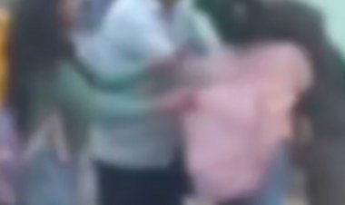 मुरैना के जौरा में हाई वोल्टेज ड्रामा, VIDEO वायरल:दो छात्राएं आपस में भिड़ीं- बात हाथापाई तक पहुंची, काफी दिनों से चल रहा था मनमुटाव
