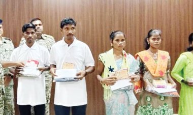 25 लाख के ईनामी नक्सलियों का समर्पण