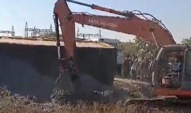 हरसूद हाईवे पर बलकर पलटा, एक की मौत:क्रेन से उठाया तो दबा मिला वयक्ति, ड्राइवर-कंडक्टर फरार