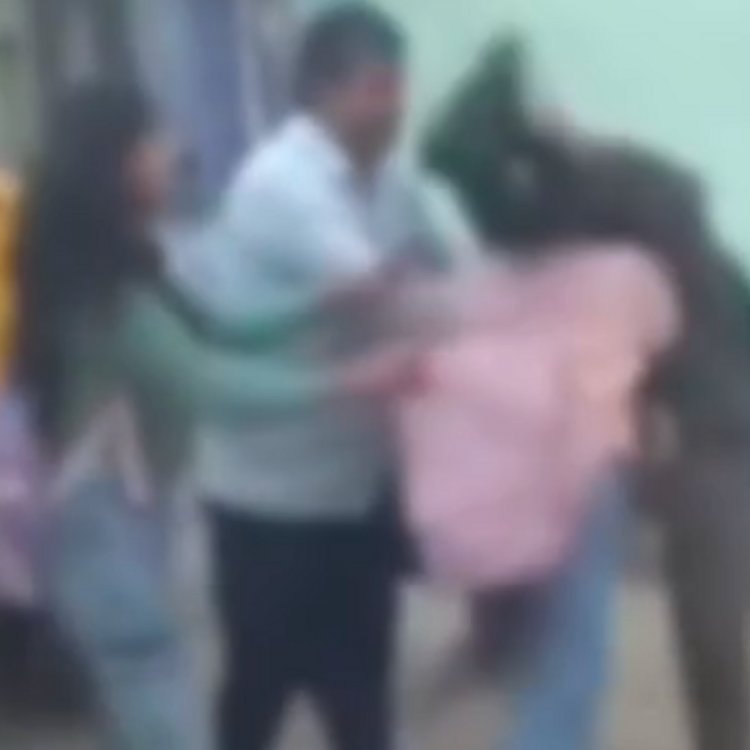 मुरैना के जौरा में हाई वोल्टेज ड्रामा, VIDEO वायरल:दो छात्राएं आपस में भिड़ीं- बात हाथापाई तक पहुंची, काफी दिनों से चल रहा था मनमुटाव