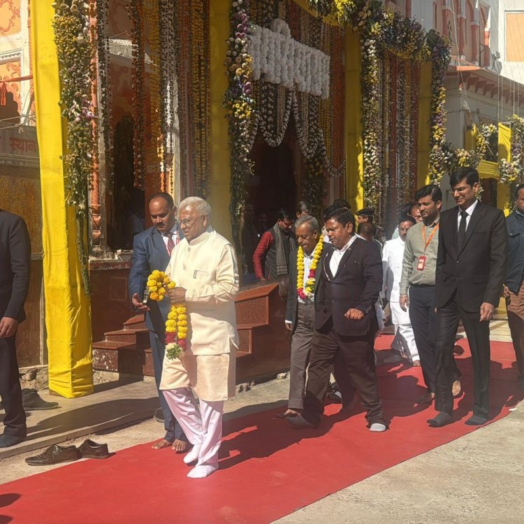 राज्यपाल मंगूभाई ने रामराजा सरकार के दरबार में की पूजा:बाहर खड़े श्रद्धालुओं का अभिवादन कर बोले- जय श्रीराम