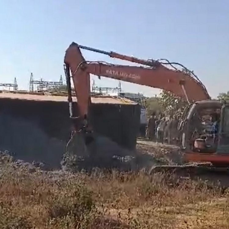 हरसूद हाईवे पर बलकर पलटा, एक की मौत:क्रेन से उठाया तो दबा मिला वयक्ति, ड्राइवर-कंडक्टर फरार