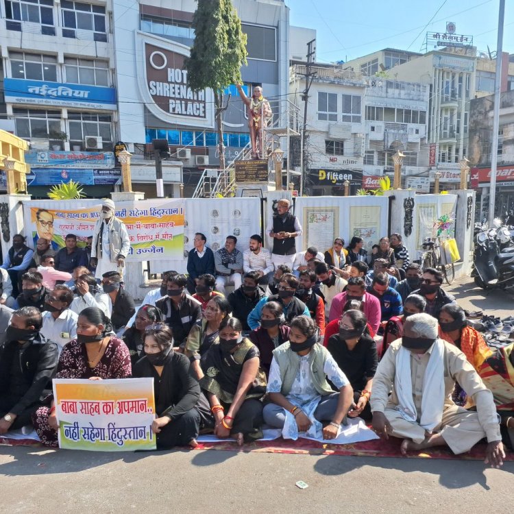 उज्जैन में कांग्रेस का काली पट्टी बांधकर मौन धरना:शहर अध्यक्ष बोले- देश के गृहमंत्री का बयान निंदनीय; अमित शाह तुरंत इस्तीफा दें