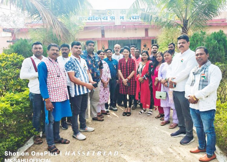 पतोरा पंचायत के कार्य को देखने पहुंची ओडिशा के अफसर -जनप्रतिनिधि