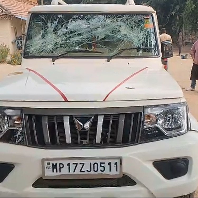 मऊगंज के ​​​​​​​​​​​​​​पैपखार गांव में तीन युवकों ने मचाया उत्पात:दरवाजा नहीं खोला तो बोलेरो की तोड़फोड़