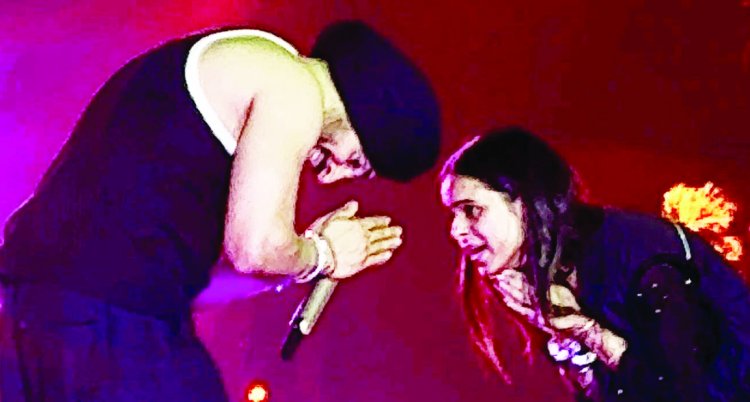 दिलजीत दोसांज मुम्बई कान्सर्ट छत्तीसगढ़ की सान्या ग्वालानी ने साथ में किया परफार्म