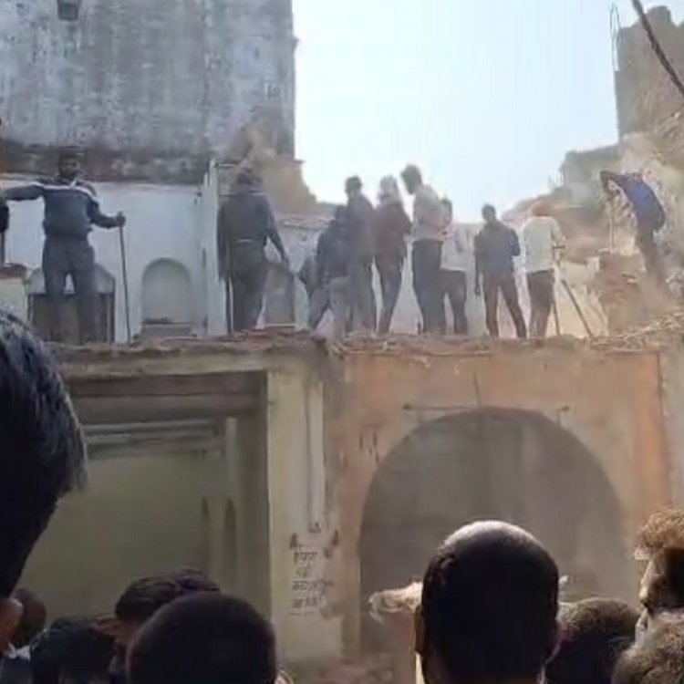 गैरिज में घुसकर तोड़फोड़ करने वालों पर केस दर्ज:4 नामजद समेत 16 को बनाया आरोपी, परिवार से मारपीट कर सामान बाहर फेंका था