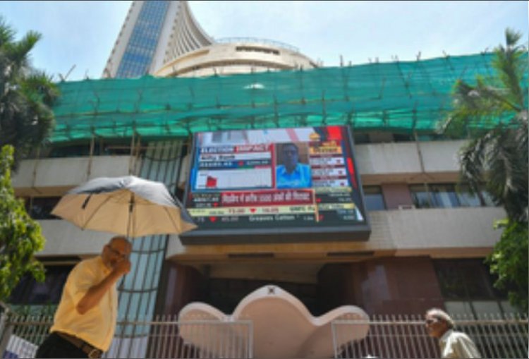 क्रिसमस से पहले सपाट बंद हुआ शेयर बाजार; निफ्टी 23,750 के नीचे फिसला