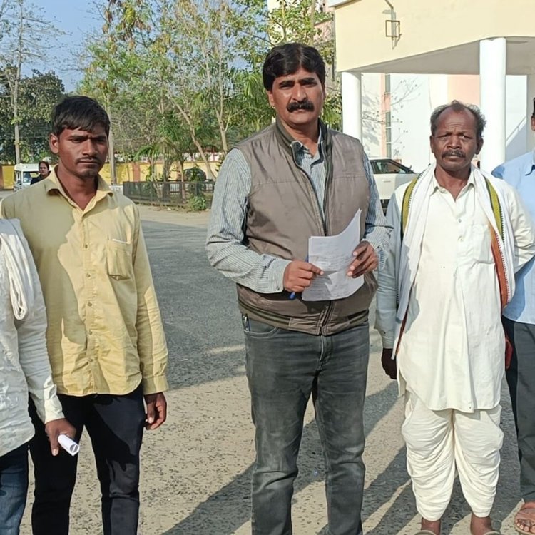 बैतूल में ट्रैक्टर खरीदने आदिवासियों से ठगी:कागजातों पर करवाए दस्तखत, अब बैंक से किश्त भरने आ रहे कॉल, कलेक्टर से की शिकायत