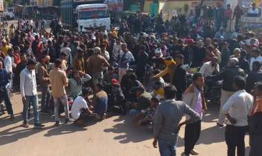 कार और बाइक सवार की टक्कर, दोनों पक्षों में मारपीट:एक घंटे तक रोड जाम किया, दूध फैलने के बाद हुआ विवाद; क्रॉस केस दर्ज