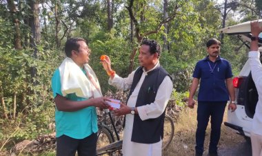 नए साल में बिंद्रानवागढ़ विधायक ने राह चलते लोगों को खिलाई मिठाई