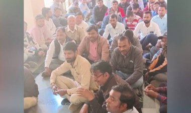 भोपाल में RGPV कर्मचारियों का विरोध प्रदर्शन:स्थायी नियुक्ति समेत 7 मांगों को लेकर कुलसचिव कार्यालय के बाहर नारेबाजी