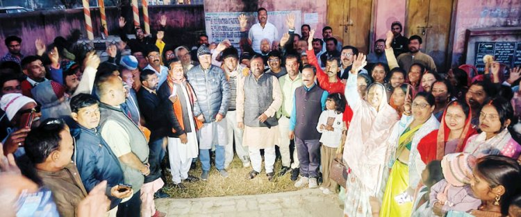 झारखंड के बंशीधर मंदिर में नपं अध्यक्ष सहित सैकड़ों ने नए साल में माथा टेक लिया आशीर्वाद