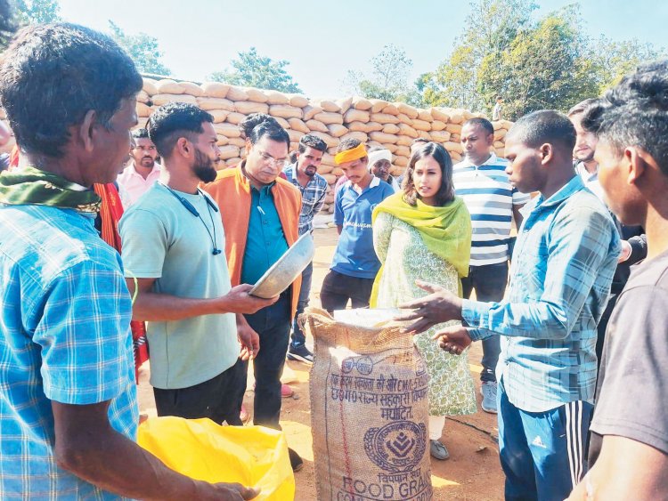 कलेक्टर ने किया धान खरीदी केंद्रों का निरीक्षण