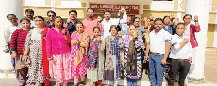 स्वामी आत्मानंद विद्यालयों के शिक्षकों ने काली पट्टी बांध किया विरोध प्रदर्शन