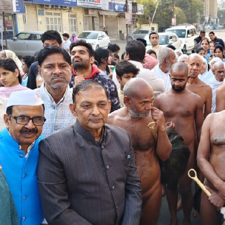 आचार्य विनम्र सागर महाराज की नंदीश्वर जिनालय में अगवानी:धार्मिक ध्वजा के साथ निकाली शोभायात्रा, गाजे-बाजे के साथ श्रद्धालु शामिल