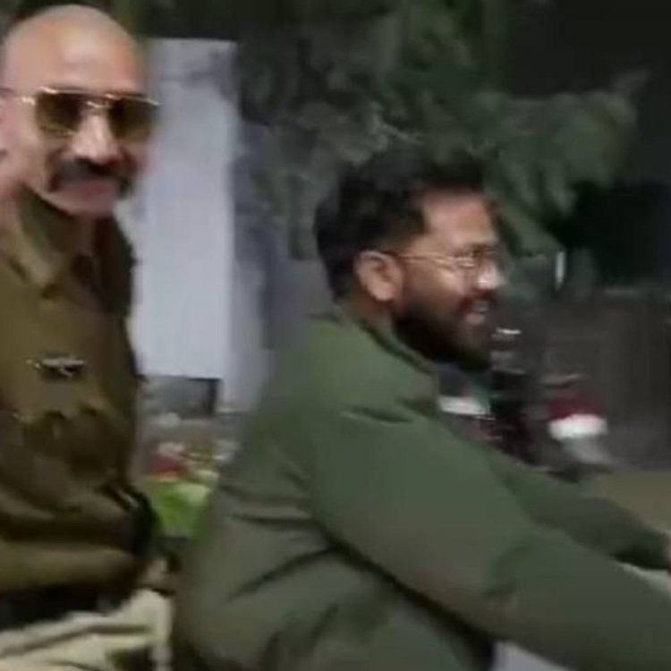 पुष्पा के 'शेखावत सर' के किरदार में दिखा इंदौर कॉन्स्टेबल:हाथ में सिगरेट, बिना हेलमेट पहने बाइक पर बैठे बनाई रील; यूजर्स बोले- इनका चालान नहीं कटेगा?