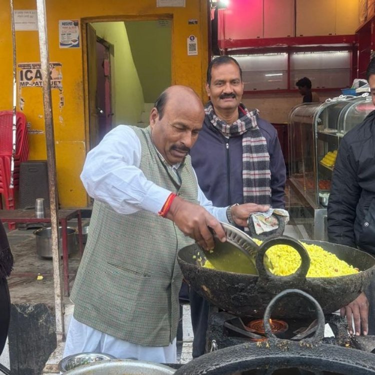 केंद्रीय मंत्री मंत्री ने दुकान पर जलेबी-पोहा बनाया:मॉर्निंग वॉक पर निकले थे, कांग्रेस नेता बोले- सस्ती लोकप्रियता