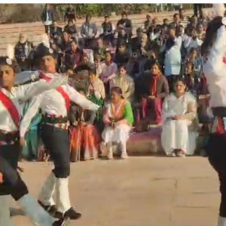 सतना में कलेक्टर-एसपी ने फहराया तिरंगा:स्कूल-कॉलेज में छात्रों ने सांस्कृतिक प्रस्तुतियां दीं