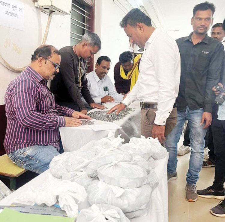 सत्तर किलो सिक्के लेकर पब्लिक वॉइस के रोहित पहुंचे महापौर का आवेदन लेने