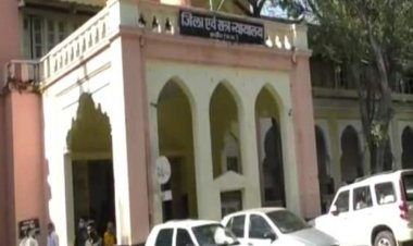 वकील ने महिला को भेजे अश्लील मैसेज:तलाक केस के चलते संपर्क में आए थे; घर पहुंचकर किया प्रेम का इजहार