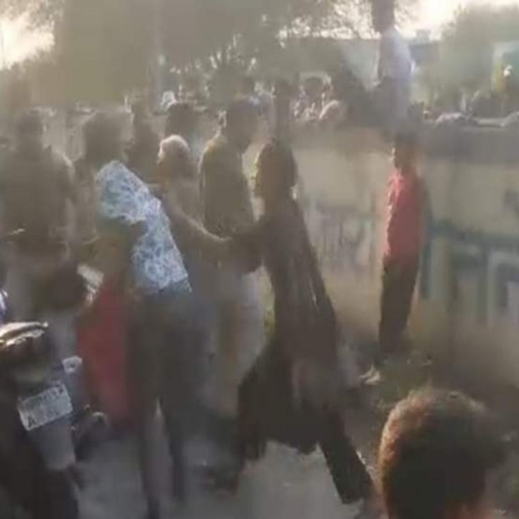 इंदौर में पुलिसकर्मियों से मारपीट:युवकों के पास चाकू की सूचना पर पकड़ने पहुंची थी पुलिस; घटना का वीडियो सामने आया