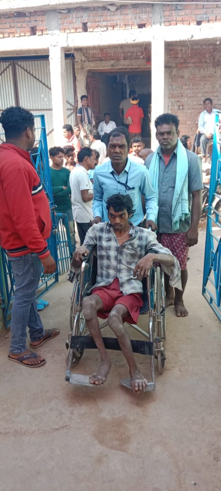 बसना और सरायपाली निर्वाचन क्षेत्र में लोग उत्साह से मतदान केंद्र पहुंच रहे