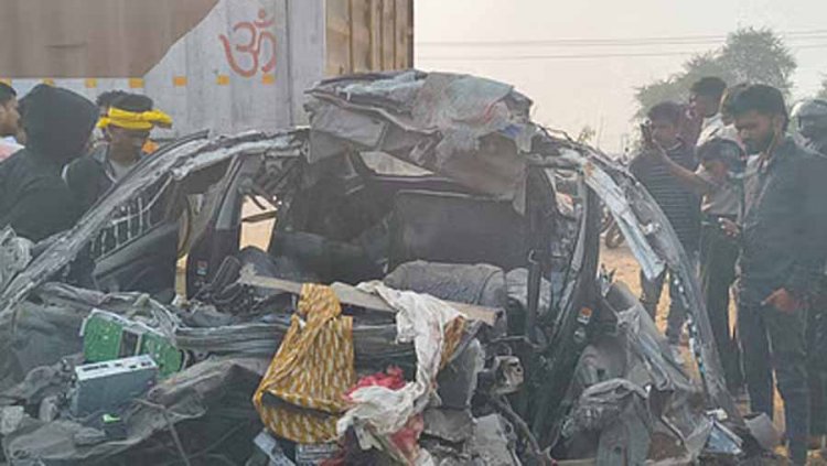 हाईवे पर खड़े ट्रक से टकराई कार, एक परिवार के छह लोगों की मौत