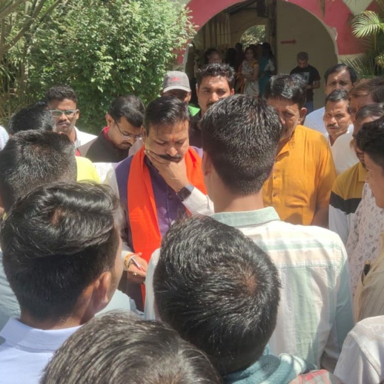 बड़वानी में इंद्रजीत छात्रावास को फिर शुरू करने की मांग:कॉलेज के छात्रों ने सांसद को सौंपा ज्ञापन, 2019 से बंद है