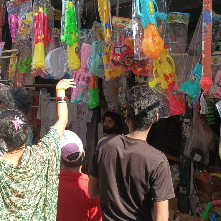 सीहोर में होली के लिए ऑटोमैटिक वाटर गन की डिमांड:मार्केट में हजार रुपए तक की पिचकारी; मोदी मास्क और उनकी फोटो लगी चीजों की बिक्री ज्यादा