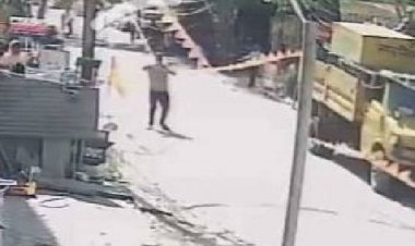 इंदौर में मंदिर परिसर से भगवा झंडे हटाए:निगमकर्मी CCTV में कैद, रहवासी और हिंदू संगठन ने आंदोलन की दी चेतावनी