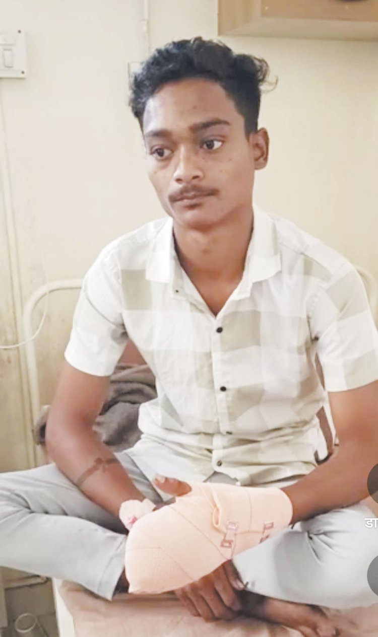 फैक्ट्री में काम करते आदिवासी युवक की तीन उंगलियां कटी, निजी अस्पताल में इलाज