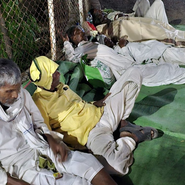 विस्थापन और मुआवजे की मांगों पर अड़े पीड़ित परिवार:छिंदवाड़ा में आश्वासन के बावजूद मांगें कीं अनसुनी; मोहगांव डूब क्षेत्र के किसानों ने घेरा कार्यालय