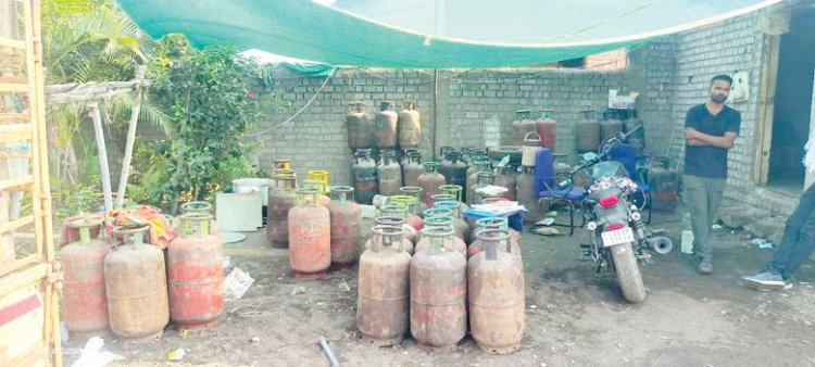 सिलेण्डरों का अवैध कारोबारी गिरफ्तार, 209 जब्त