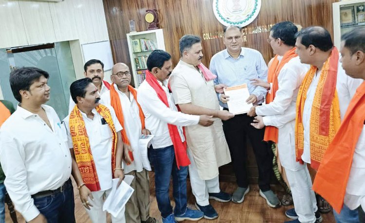 बंगाल में राष्ट्रपति शासन लगाने राष्ट्रपति के नाम रायपुर कलेक्टर को ज्ञापन