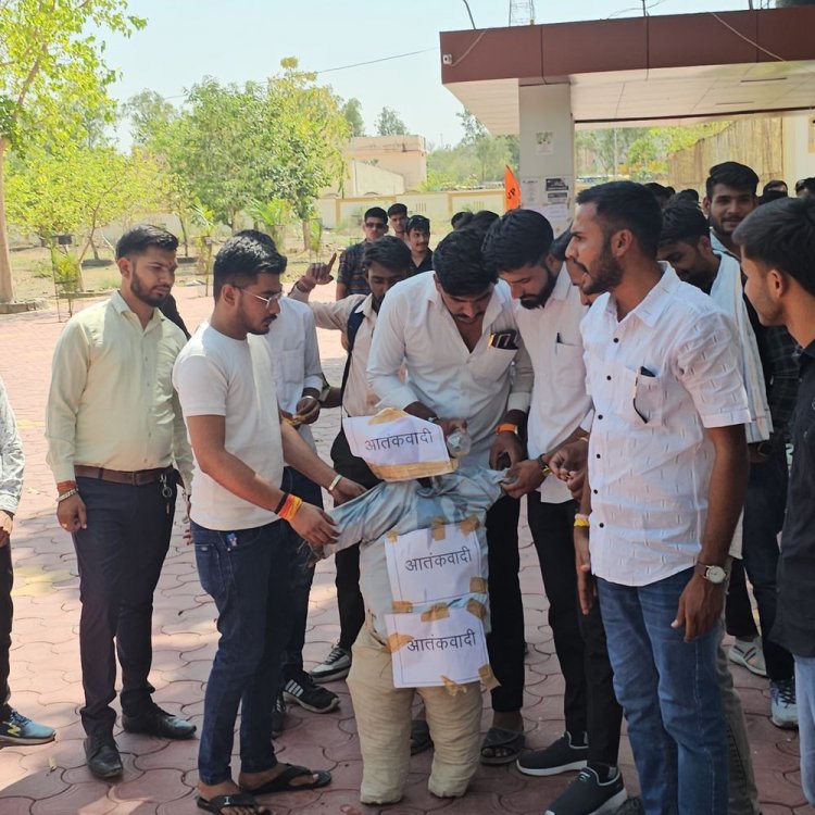 जम्मू-कश्मीर के पहलगाम में आतंकी हमले का शाजापुर में विरोध:ABVP ने किया पुतला दहन, 28 मृतकों को दी श्रद्धांजलि