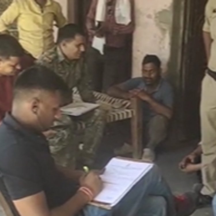 भिंड के अंगदपुरा में किसान के घर चोरी:छत के रास्ते घुसे बदमाश, लाखों का सोना-चांदी ले गए; फिंगरप्रिंट-डॉग स्क्वॉड टीम पहुंची