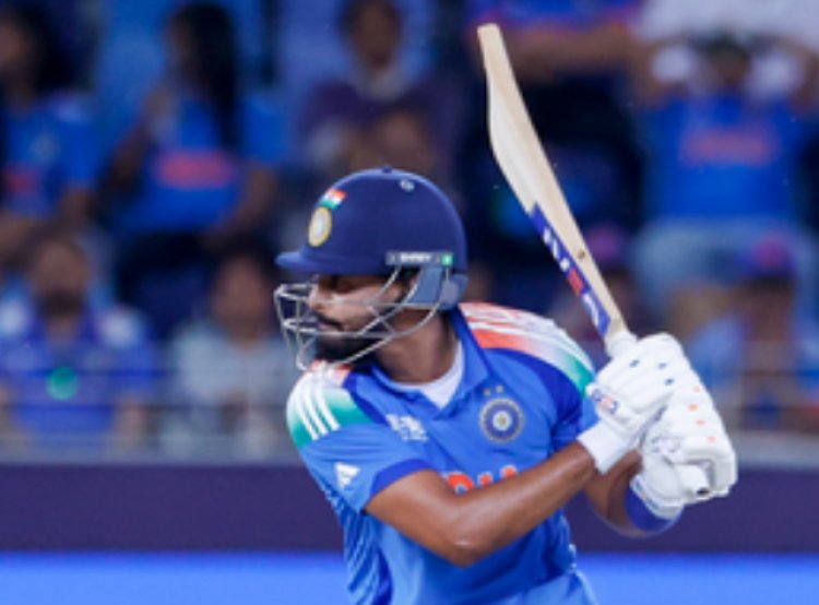 खुशी है कि श्रेयस अय्यर और ईशान किशन को उनके केंद्रीय अनुबंध वापस मिल गए हैं : रवि शास्त्री