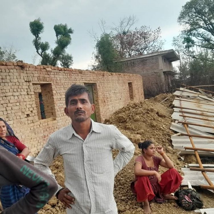 रामपुर नैकिन में तेज आंधी से गिरा कच्चा मकान:कच्चे घरों से बाहर निकले लोग, खपरेल तक उड़ गए