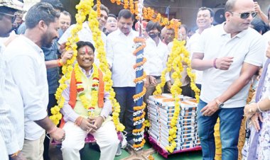 नई रेल लाईन की मंजूरी, लड्डुओं से बस्तर सांसद को तौल रेल आंदोलन समिति व कारोबारियों ने जताया आभार