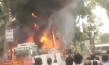 सडक़ किनारे खड़ी दो बसों में लगी आग, एक पूरी तरह जल गई