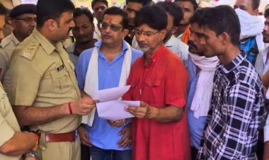 बागेश्वर धाम शिष्य मंडल ने एसपी को सौंपा ज्ञापन:दमोह में शिक्षक की हत्या मामले में विशेष टीम गठन की मांग