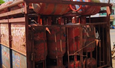 कदवाया गैस एजेंसी के अवैध भंडारण पर कार्रवाई:ईसागढ़ में थाने के सामने रखे थे 86 सिलेंडर; गाड़ी समेत जब्त