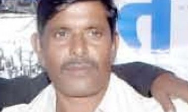 तेज रफ्तार कार की टक्कर से बाइक चालक की मौत:पत्नी-बेटी घायल; शादी से घर लौट रहा था परिवार; भांडेर-चिरगांव रोड पर हुआ हादसा