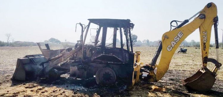 छत्तीसगढ़-झारखंड सीमा पर नक्सलियों का उत्पात