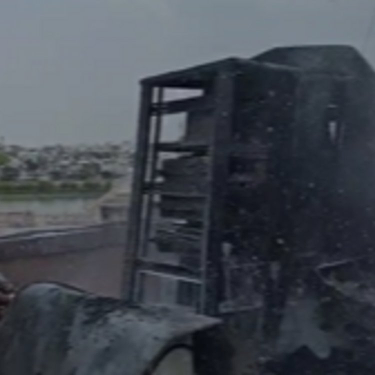 महाकाल मंदिर की छत में आग की सूचना:सोलर पैनल के कंट्रोल और बैटरी में आग से लाखों का नुकसान