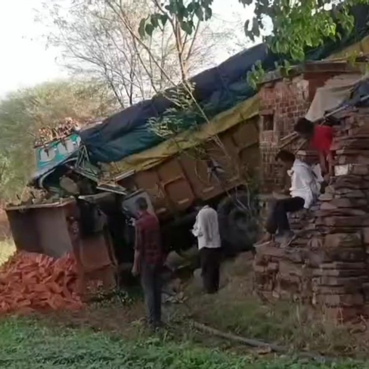 दमोह में अनियंत्रित ट्रक दुकान में घुसा:चाय की दुकान पर खड़े दो मजदूरों की मौत, एक जबलपुर रेफर